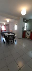 Il comprend un salon avec une table et une cuisine. dans l'établissement Cafaro, à San Miguel de Tucumán