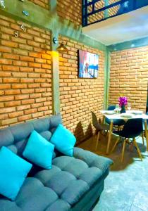 a living room with a blue couch and a table at Cabaña Hermosa Bosque Fraccionamiento Privado in Mineral del Chico