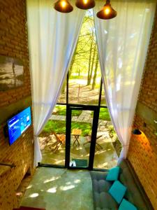 a room with a window with a view of a yard at Cabaña Hermosa Bosque Fraccionamiento Privado in Mineral del Chico