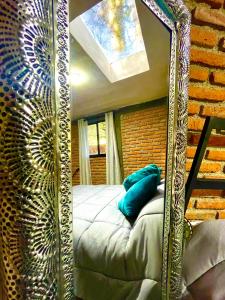 - une chambre avec un lit pliant et une fenêtre dans l'établissement Cabaña Hermosa Bosque Fraccionamiento Privado, à Mineral del Chico
