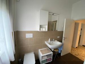 ein Bad mit einem Waschbecken und einem WC in der Unterkunft Verdelago in Cannobio