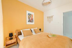 um quarto com uma cama grande e paredes cor-de-laranja em Międzywodzie Beautiful Apartment with Garden & Parking by Renters em Międzywodzie