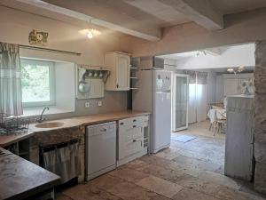 Cucina o angolo cottura di Gite de caractère, piscine et vue