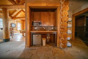 Settlers Creek 6500 في كيستون: مطبخ مع دواليب خشبية وكاونتر في الغرفة