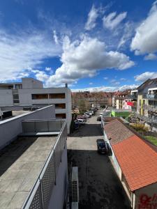 Blick auf eine Straße in einer Stadt mit Gebäuden in der Unterkunft City Unterkunft 4 in Heilbronn