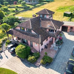 an overhead view of a house with a roof at Foresteria Villa Simona in Colico