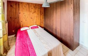 uma cama num quarto com uma parede de madeira em 1 Bedroom Stunning Home In Juvisy-sur-orge em Juvisy-sur-Orge