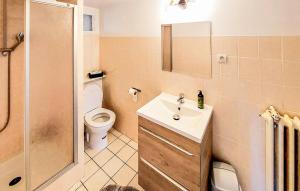 y baño con lavabo, aseo y ducha. en 1 Bedroom Stunning Home In Juvisy-sur-orge, en Juvisy-sur-Orge