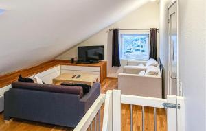 - un salon avec un canapé et une télévision dans l'établissement Gorgeous Home In Skjold With House Sea View, à Skjold
