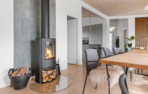 Fotografie z fotogalerie ubytování Four-Bedroom Holiday Home In Knebel v destinaci Knebel