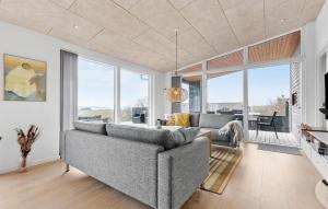 Posezení v ubytování Beautiful Home In Knebel With House Sea View