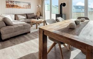 ein Wohnzimmer mit einem Holztisch und einem Sofa in der Unterkunft Kuschelhaus in Olpenitz