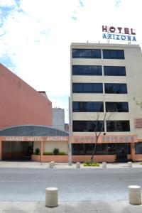 Фасада или вход на Hotel Arizona