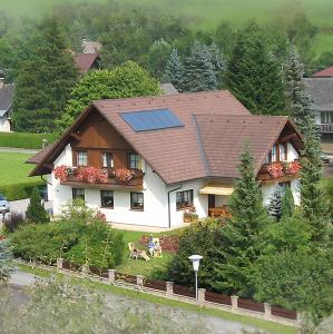 Haus Lechthaler في Aflenz Kurort: منزل عليه لوحة شمسية