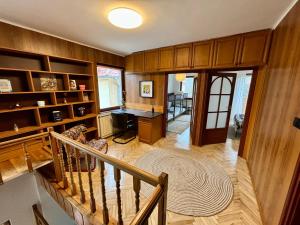 尼賴吉哈佐的住宿－Felix Villa，一间带楼梯和书桌的客厅