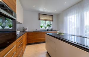 Nhà bếp/bếp nhỏ tại 4 Bedroom Awesome Home In Gamboci