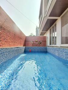 Lavish 3BHK Villa F2 - Private Pool - The Heaven في Pālghar: مسبح في جهة المبنى