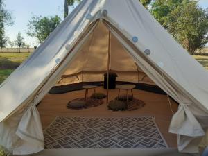 namiot z dwoma stołkami w obiekcie La sablière w mieście Oucques