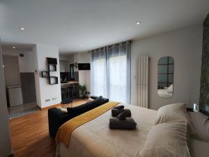 Apartamento al lado de la playa في بايونا: غرفة نوم بسرير كبير وأريكة