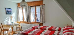Schlafzimmer mit einem Bett, einem Tisch und einem Fenster in der Unterkunft Gasthof Kreuz Marbach in Marbach