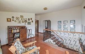 un soggiorno con una scala con sedie e un tavolo di Nice Home In Cetraro - San Pietro a Mio Caro