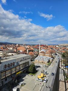 vistas a una ciudad con una calle y edificios en Skyland Apartment Prizren, en Prizren