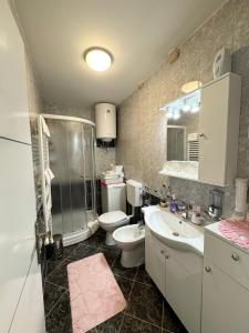 y baño con lavabo, aseo y ducha. en Apartment Maris, en Dubrovnik