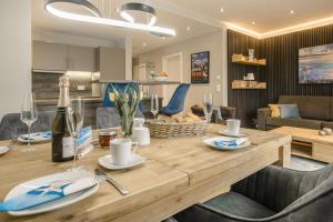 Posezení v ubytování Beach House Penthousewohnung Düne + 21 fotografií