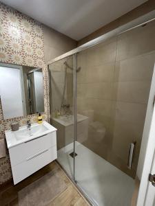 W łazience znajduje się prysznic, umywalka i toaleta. w obiekcie Benicasim Village w mieście Benicàssim