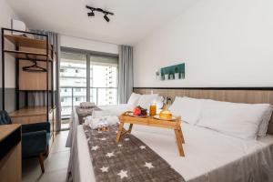 Habitación de hotel con cama y mesa en VS11 Studio Moderno Próximo ao Allianz Parque, en São Paulo