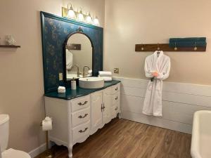 W łazience znajduje się umywalka i lustro. w obiekcie Victorian mini mansion near Lake Greenwood w mieście Cross Hill