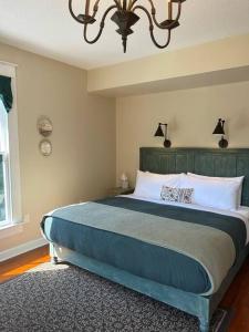 En eller flere senge i et værelse på Victorian mini mansion near Lake Greenwood