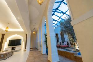 an indoor lobby with a large glass ceiling at منتجع لوشة Loja resort in Buraydah