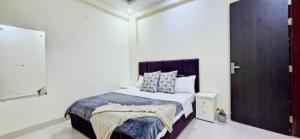 Postel nebo postele na pokoji v ubytování Homlee-Vasundhara 3BHK Flat- kitchen-Parking-Lift