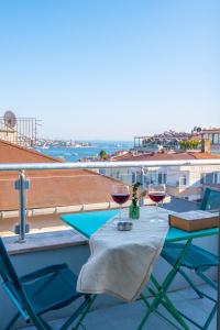 een tafel met twee glazen wijn op een balkon bij Wind Suit in Istanbul
