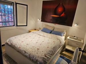 パルスにあるMontagne vue panoramique sur merのベッドルーム1室(ベッド1台付)が備わります。壁には絵画が飾られています。