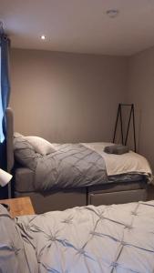 1 dormitorio con 2 camas en una habitación en Bradford Centre - Secret Corner, en Bradford