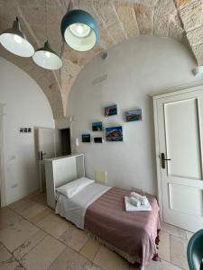 a bedroom with a bed and a ceiling with lights at Casa Mida - Guest House in Pezze di Greco
