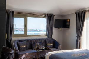 sala de estar con sofá y cama en Wind Suit en Estambul