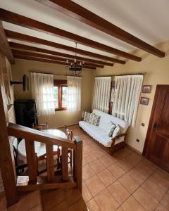 een woonkamer met een bank en een tafel bij La Garrocha in Colmenar del Arroyo