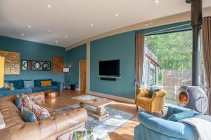 a living room with blue walls and a fireplace at Twenty One in Richmond