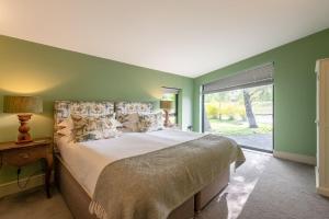 Un dormitorio con una cama grande y una ventana en Twenty One en Richmond