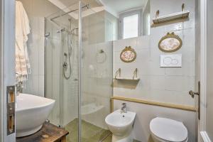 een badkamer met een wastafel, een toilet en een douche bij La Bomboniera - Together in Tuscany in Cortona