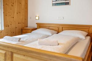 A bed or beds in a room at Gartnerhof Apt Rose