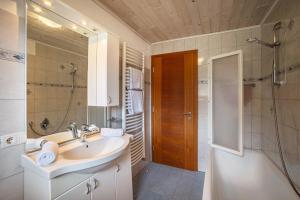 La salle de bains est pourvue d'un lavabo et d'une douche. dans l'établissement Gartnerhof Apt Rose, à Fleres