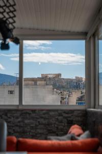 een raam met uitzicht op de stad bij AcroLofts M62 with Playground in Athene