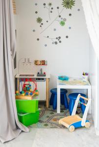 een speelkamer voor kinderen met een tafel en een bureau bij AcroLofts M62 with Playground in Athene
