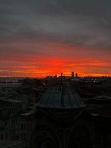 um pôr-do-sol sobre uma cidade com um edifício em Sayeban Hotel Istanbul em Istambul