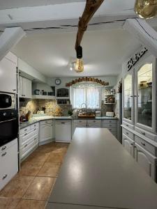 a kitchen with white cabinets and a white counter top at Villa Esperanza les2Pat -Disney -JO nautiques vaires in Lagny