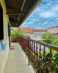 uma varanda com uma cerca e vista para um edifício em Pousada Baobá em Olinda